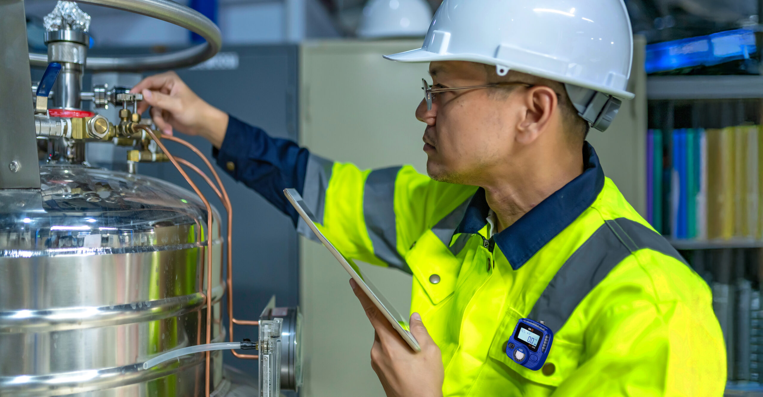 an engineer working with a bellmini portable single gas detector